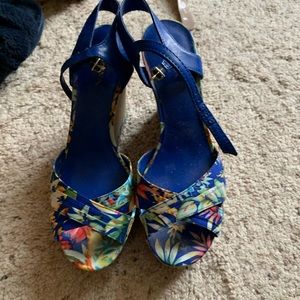 EUC Tropical print wedges